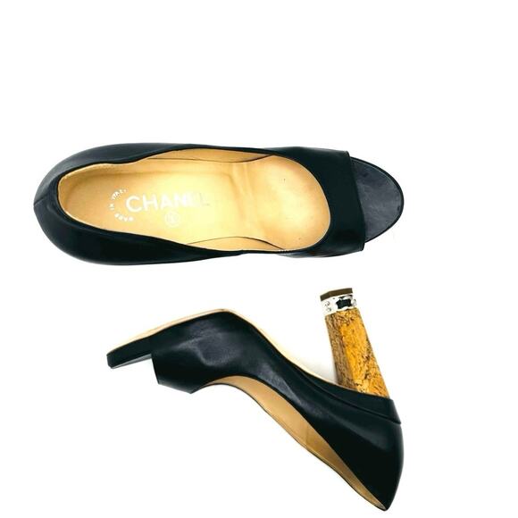 Chanel Black Leather CC Logo Silver Chain Peep Toe Cork Heel Pumps Shoes sz 39.5 - Picture 13 of 14